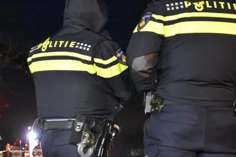 Politie doet onderzoek naar aanleiding steekincident en woningbrand