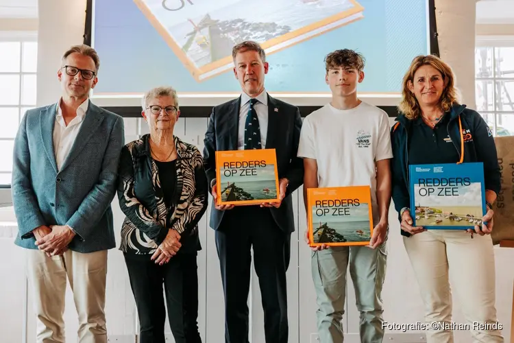 Ode aan 200 jaar KNRM: Patrick Lodiers presenteert jubileumboek en onthult unieke PostNL postzegel vanuit Het Scheepvaartmuseum