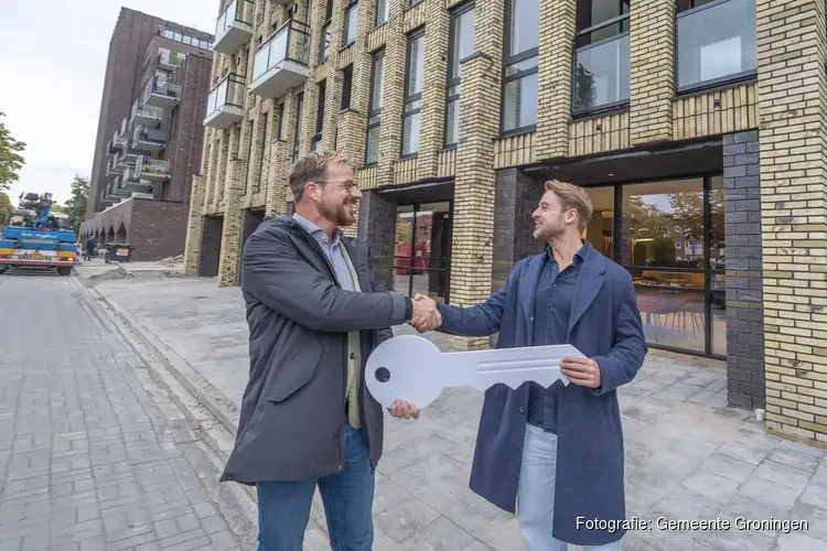 Ruim honderd Groningers krijgen de sleutel van hun nieuwe huurappartement aan de Oosterhamrikkade