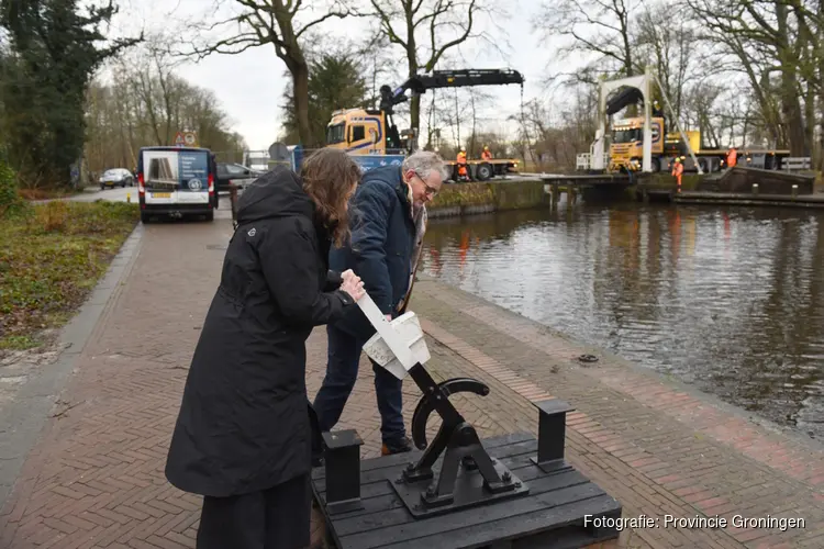 Brugdek monumentale brug Slochteren eruit getild