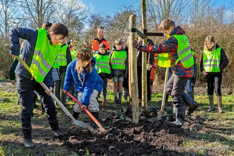 Tijdens Boomfeestdag plantten leerlingen bomen in het Roege Bos